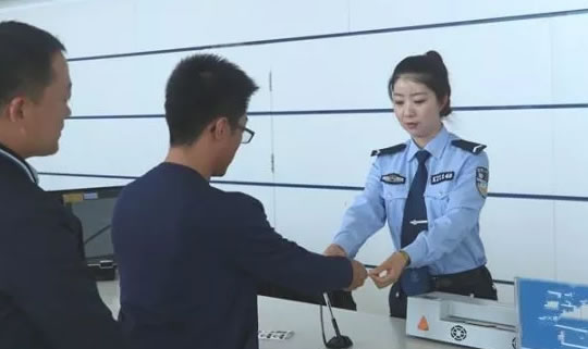 制证、发证窗口领取机动车登记证书、行驶证