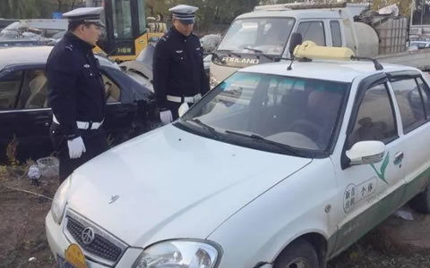 双鸭山交警开展护农保收交通安全宣传活动