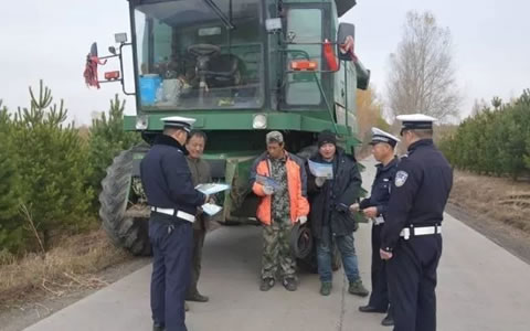 双鸭山交警开展护农保收交通安全宣传活动