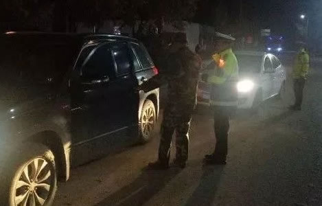 凌晨三四点交警夜查守平安