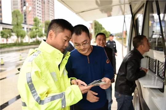 黔江交警流动车管所开进企业,主动上门服务