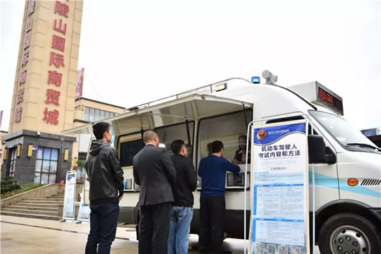 黔江交警流动车管所开进企业,主动上门服务