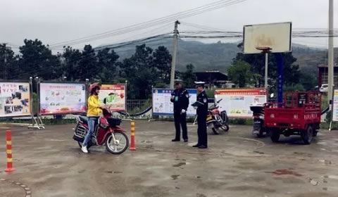 纳雍“车管所”开到了百姓家门口办理摩托车上牌等业务