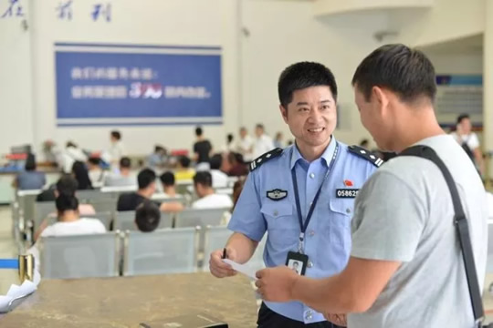 勇当车管战线排头兵，义乌车管所所长何小雨一线接待群众