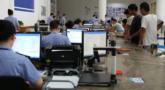 (车管所繁忙现场）