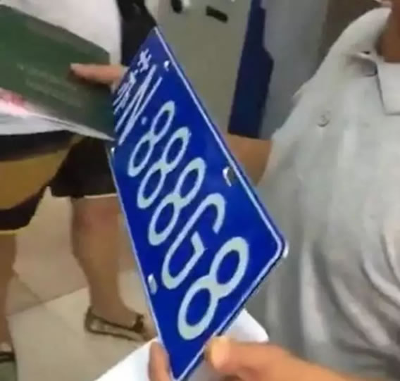 4万多面包车喜拍牛车牌“苏N888G8”