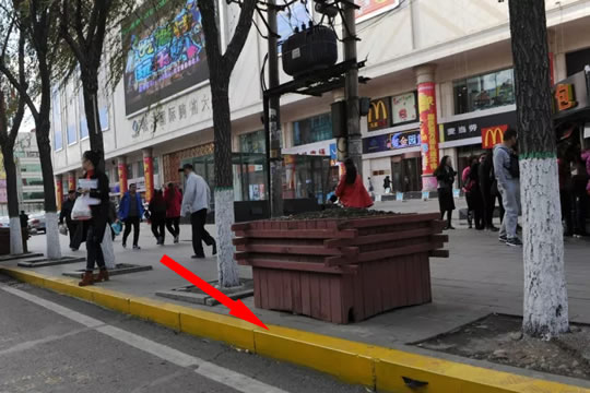 双鸭山市区主要街路首次施划“禁止停车线”