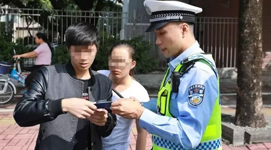 罚款1500元还可能被拘留！驾照看看过期了没？