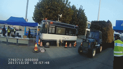 4米高“巨无霸”上路，13分丢了！车牌0变9，刚下高速就被dei