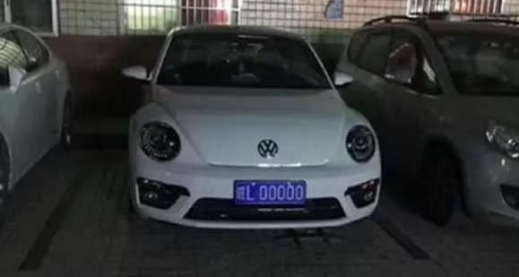 安徽甲壳虫车主车管所中五连号“鄂皖L00000”，出价二十万不卖！