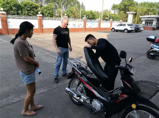 外国友人上牌遇难题 民警群众齐帮忙