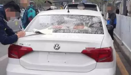 刚上临牌就“折腾”，贵阳黑车在火车站领三万元罚单！