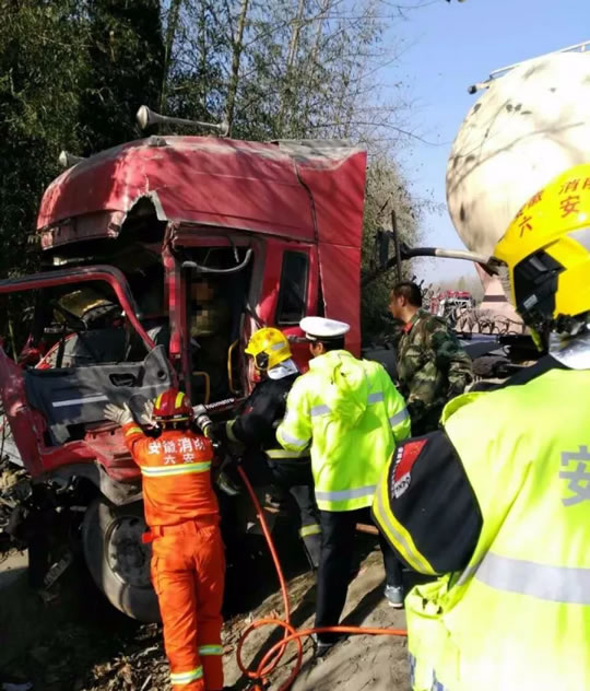 昨天，六安发生一起追尾事故！太惨了，4人死亡！