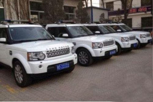 山西交警开路虎，车牌晋O88888、11111、22222！