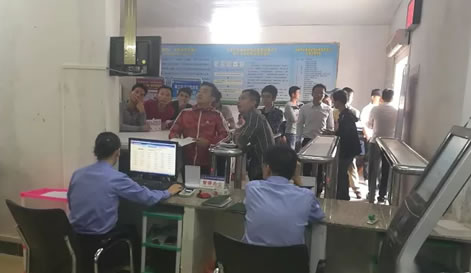 廉江车管窗口“双休日便民不休”为民服务！