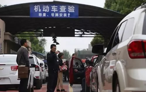 武汉半小时就完成新车上线上牌“一站”办！