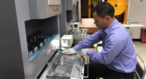 新能源汽车号牌制作点。记者余兆宇摄