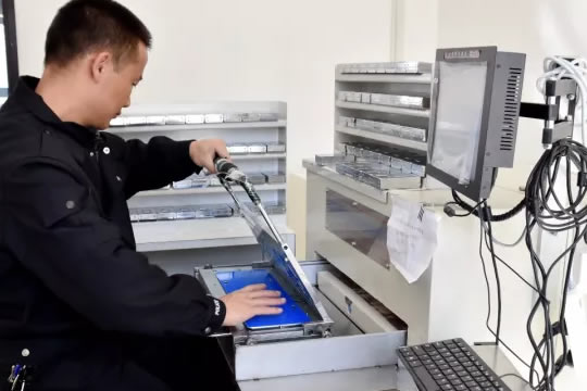 技术人员压制号牌中