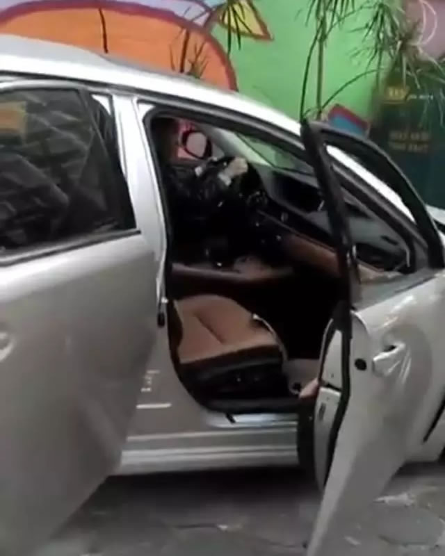 佛山张槎未上牌新车冲上幼儿园前人行道连撞三人，一死二伤