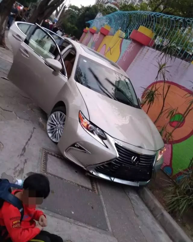 佛山张槎未上牌新车冲上幼儿园前人行道连撞三人，一死二伤