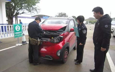 鹿寨车管所发放第一块新能源汽车号牌