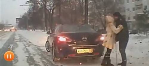 行车记录仪拍下的正能量：总有一个瞬间感动你