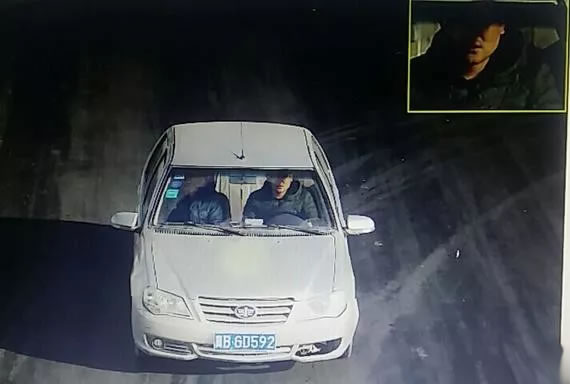 车牌尾号为592轿车在柴胡店镇涉嫌撞人逃逸,警方寻线索