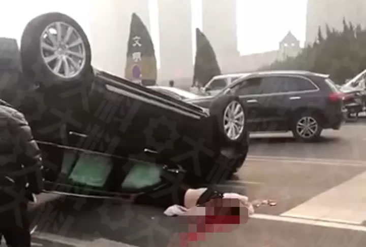 大连未上牌豪车被撞侧翻 女子未系安全带被甩车外头部碾碎身亡
