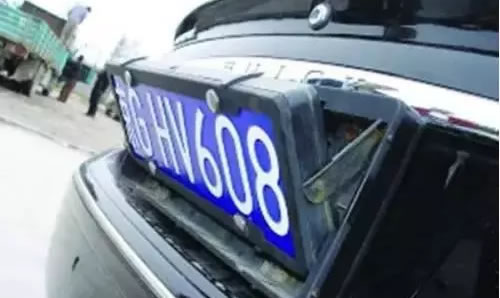 五大奇葩汽车发明，你听说过换车牌只需3秒的自动翻牌器吗？