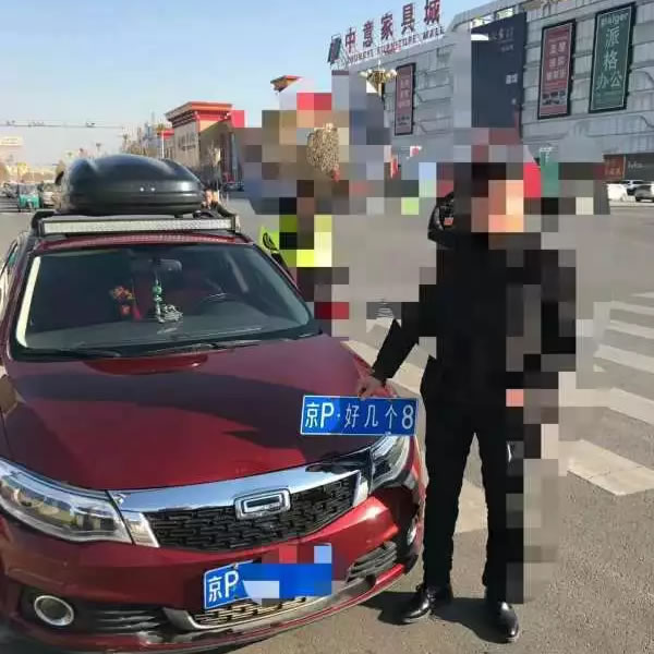 香河中意路口超牛车牌京P好几个8被截下