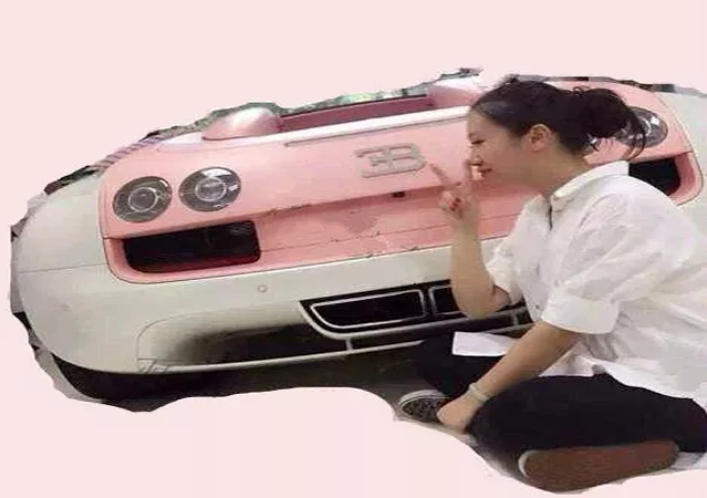 疑似车主与这辆定制版车型的合照