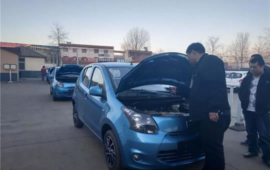 工作人员正在对新能源汽车进行检测。