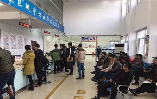 正在办理业务。