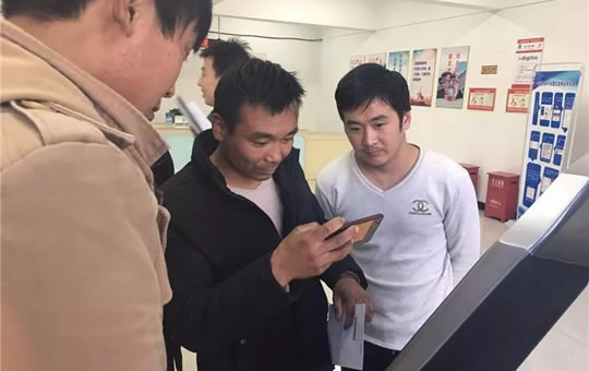 车主正在选号。