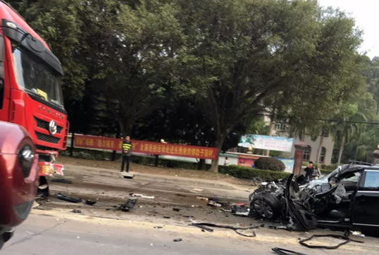 东莞车牌888的奔驰S400严重车祸现场