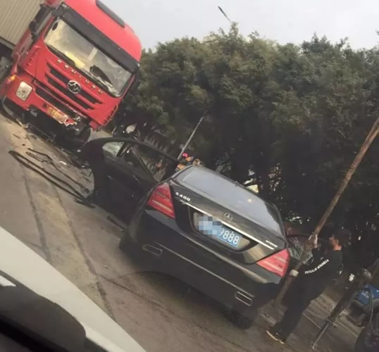 东莞车牌888的奔驰S400严重车祸现场