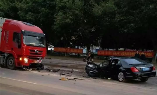 东莞车牌888的奔驰S400严重车祸现场