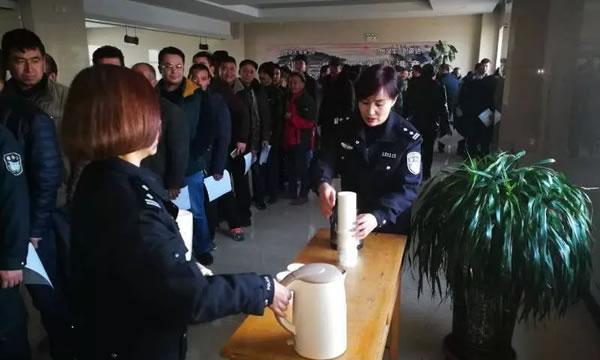 焉耆县车管所开通面签窗口,积极引导驾驶员面签!咨询电话！