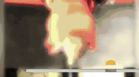 太可怕了！儿童穿羽绒服坐安全座椅会被甩出？