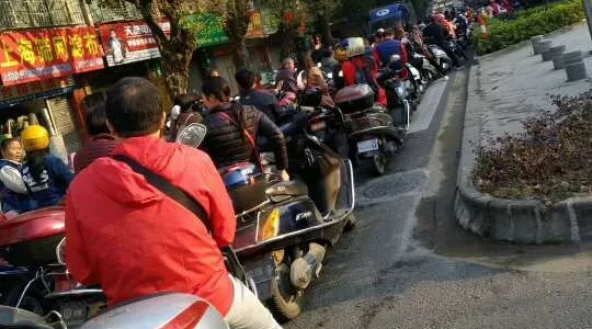 高州电车上牌排长龙,明日起将增设第二办理点！