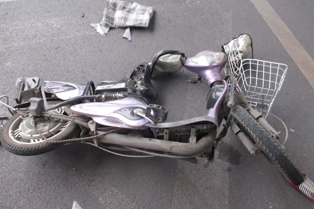 图为超标电动车事故现场（案例二）