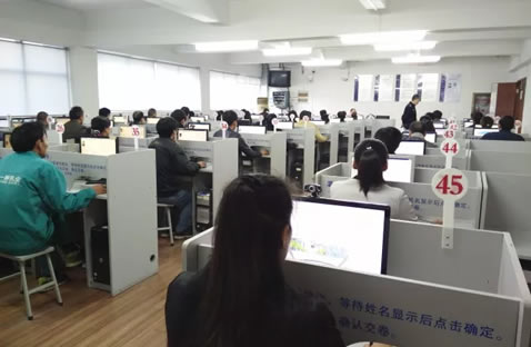 学员参加科目一考试