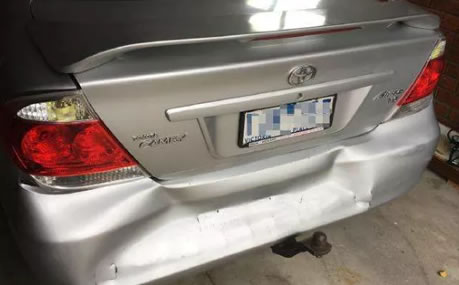 警察笑了：撞车逃逸，车牌号码竟“印”在受害车上！