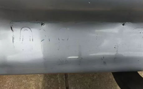 警察笑了:撞车逃逸,车牌号码竟“印”在受害车上!