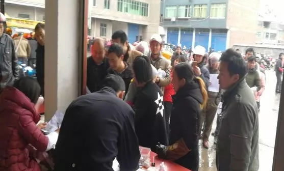 平昌县流动车管业务下乡,雪中送碳暖人心