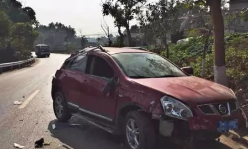 荣昌一司机撞上隔离护栏车损严重,弯道行车一定谨记这些！