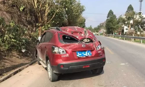 荣昌一司机撞上隔离护栏车损严重,弯道行车一定谨记这些