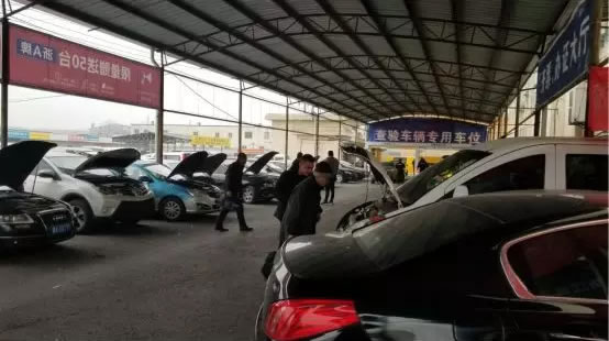 正在等待查验的车子