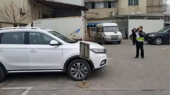 然后会有工作人员给挡牌拍照。