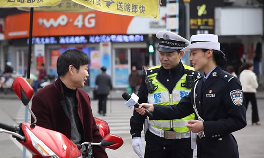 骑个上牌的电动车，还戴了安全帽，咋还被交警拦下了？